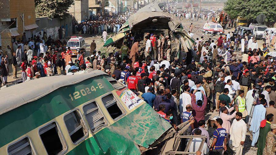 В Пакистане 10 человек погибли при столкновении пассажирского и товарного поездов