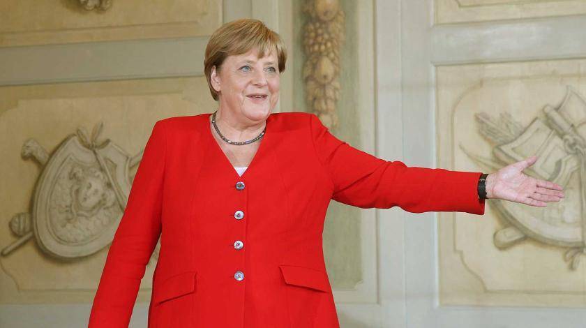 Может только сидеть: ради трясущейся Меркель нарушили правила