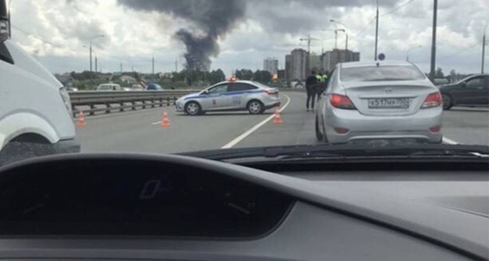 Участок Волковского шоссе перекрыли из-за пожара