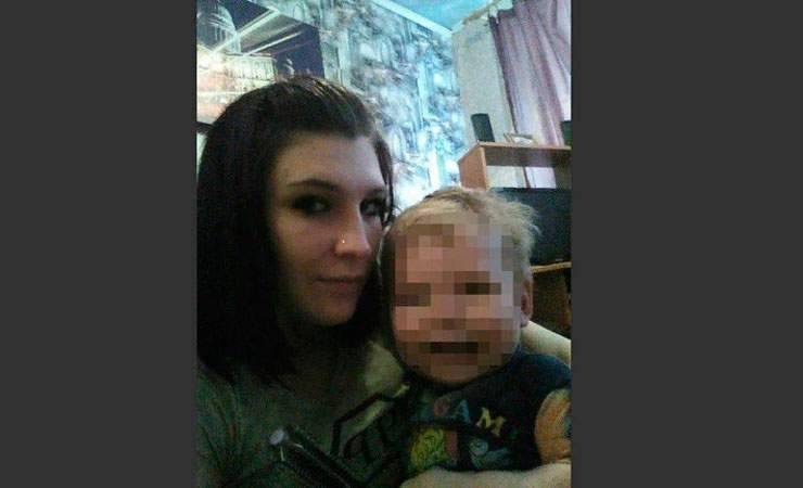 Ребенок, тело которого нашли в диване в гараже в Лепеле, задушен. В убийстве обвиняется мать
