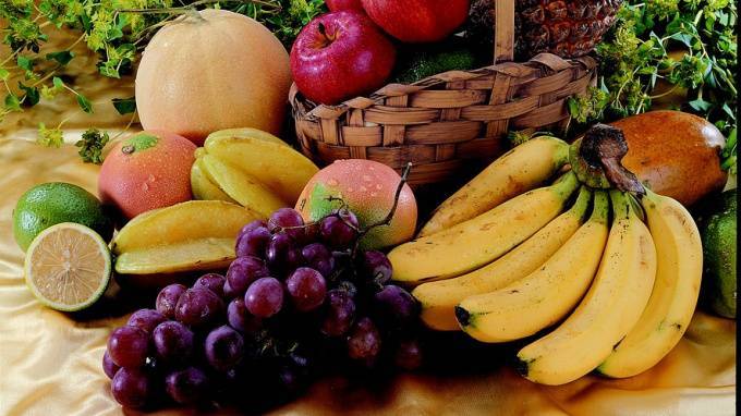 Эксперты посоветовали летом есть побольше персиков и бананов