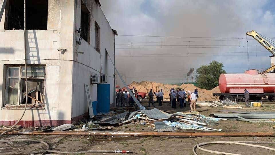 Пожар в Арыси тушит пожарный поезд (фото, видео)