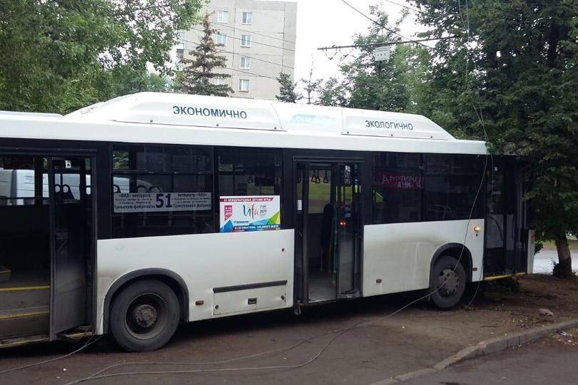 В Уфе автобус с пассажирами врезался в дерево, есть пострадавшие // ПРОИСШЕСТВИЯ | новости башинформ.рф