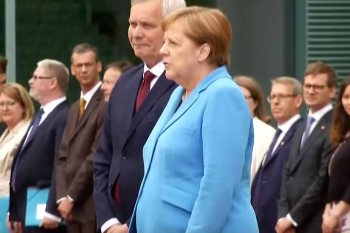 Эксперт прочитала по губам слова Меркель во время приступа дрожи - МК
