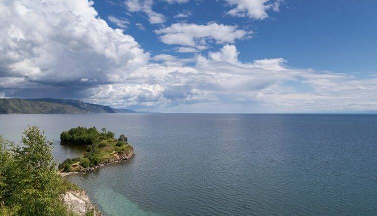 Покорение Байкала: швейцарский экстремал начал многодневный заплыв по озеру