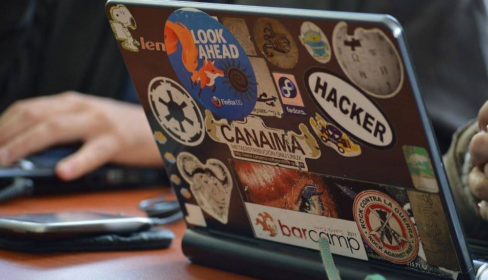 12 млн тенге похитил программист у аэропорта Атырау