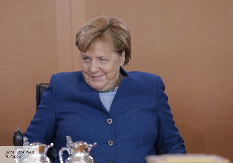 Меркель не встала, когда зазвучали гимны Дании и Германии