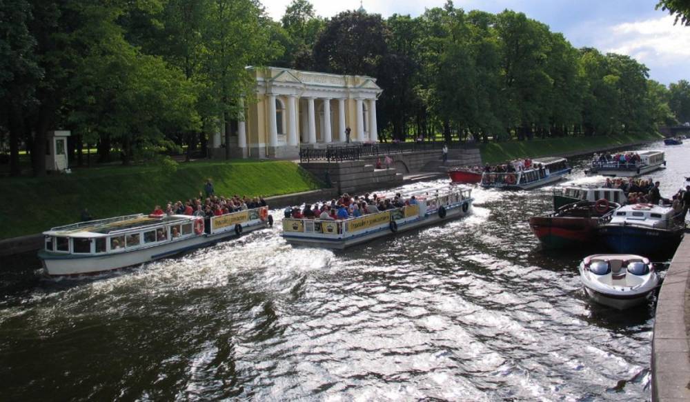 Прогулки по рекам и каналам Петербурга отменят из-за подготовки ко Дню ВМФ