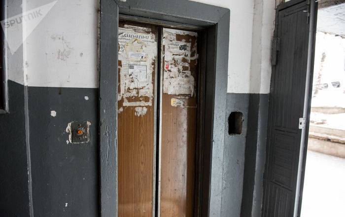 В одном из зданий Еревана сорвался лифт: внутри находился человек