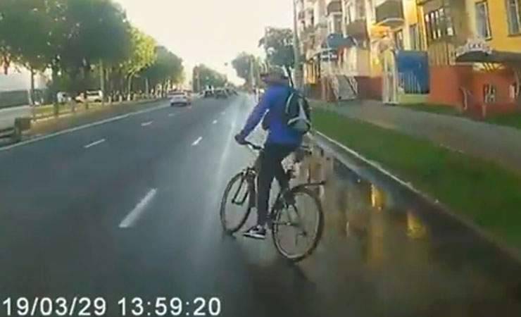Видеофакт: на Интернациональной велосипедист едва не угодил под колеса автобуса