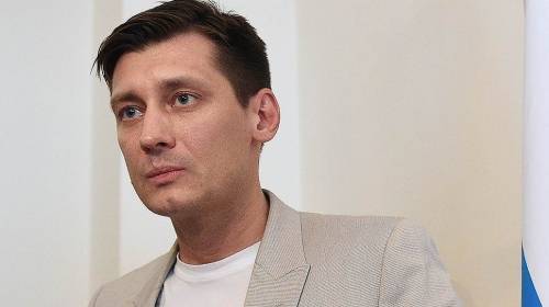 Дмитрий Гудков пытался устроить скандал в участковой избирательной комиссии.