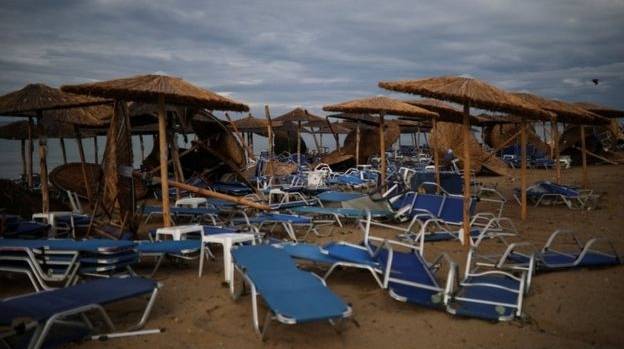 Ураган в Греции унес жизни шести туристов, 30 пострадали