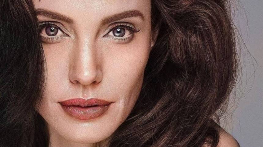 Фото: Полуголая Анджелина Джоли вызвала фурор в Париже