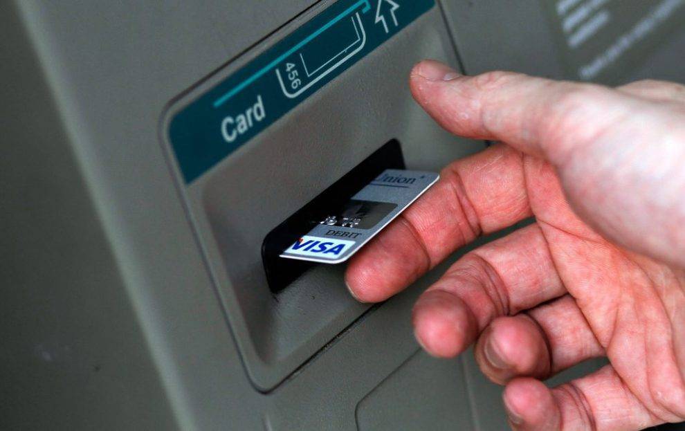 Глазовчанина подозревают в краже денег с банковских карт