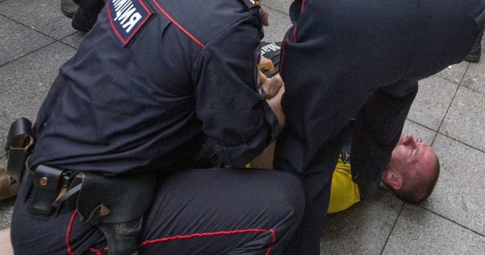 Смолянин во время обыска набросился на полицейского с кулаками - readovka.ru - Россия