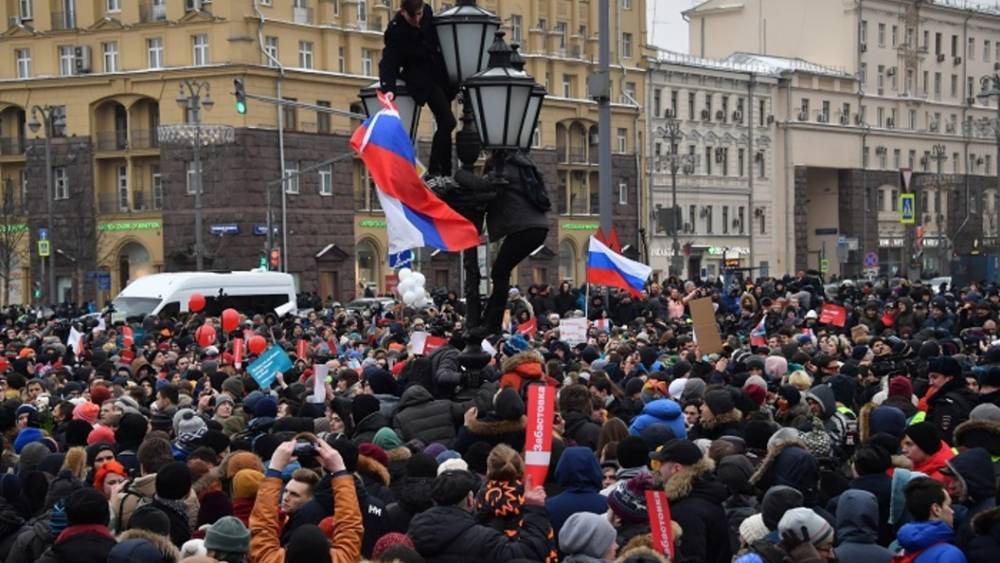 Но на улицы не пойдут: Большинство жителей России стабильно одобряют Путина и не одобряют Медведева – опрос