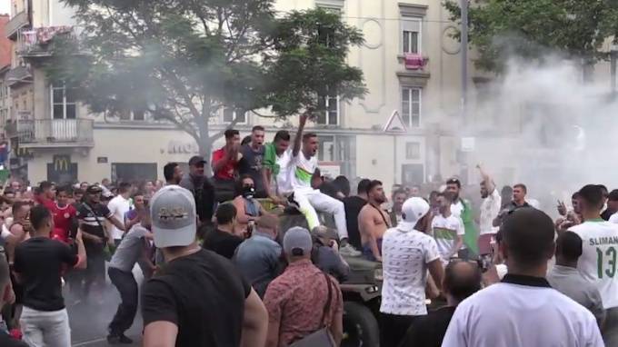 В Париже алжирцы разгромили магазин Dukati после победы сборной страны по футболу