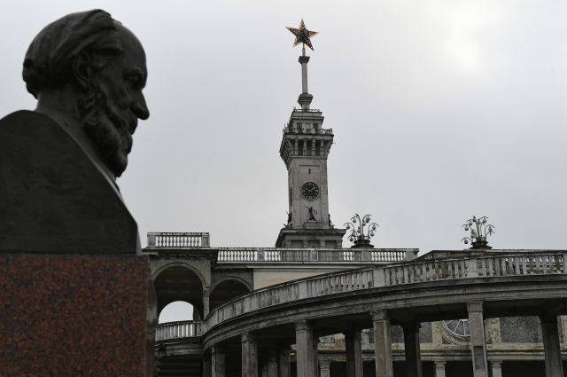 В Москве начали реставрировать звезду со шпиля Северного речного вокзала