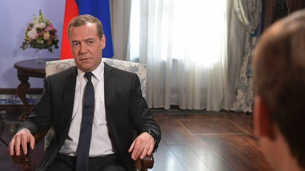 "Дороги неплохие": Медведев за рулем внедорожника обкатал дороги Ставрополя