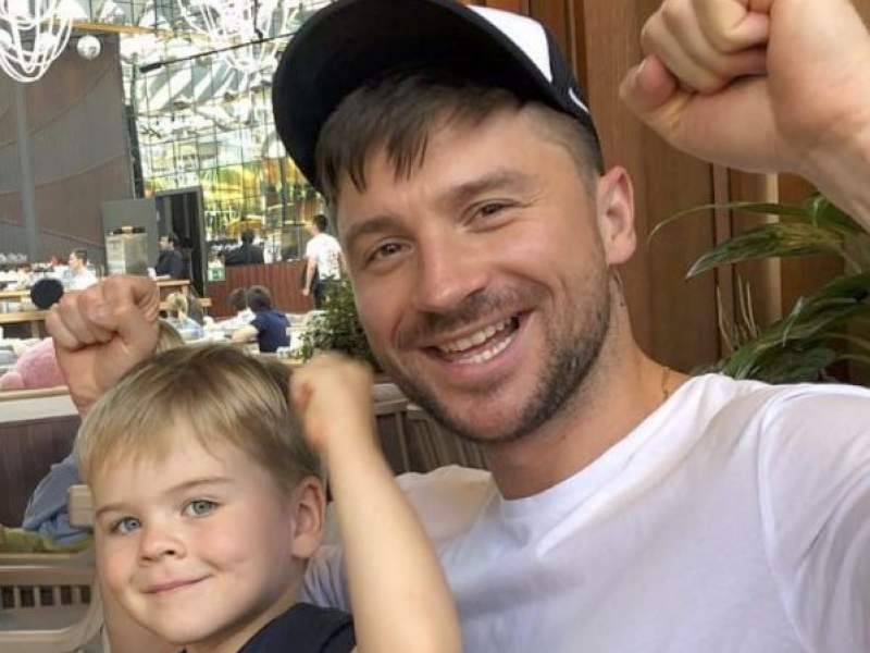 "Живы и счастливы": Лазарев отвел сына в магазин с одеждой для геев