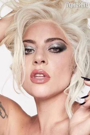 Леди Гага показала всю свою коллекцию макияжа на себе