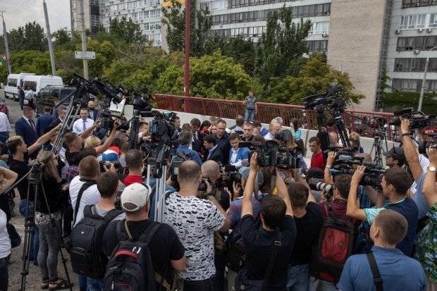 Зеленского в Днепре атаковала толпа: что хотели люди от гаранта