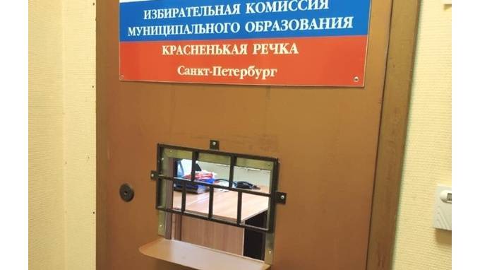 Дверь с окошком и решеткой из ИКМО "Красненькая речка" продают на "Авито" за 33 тысячи рублей