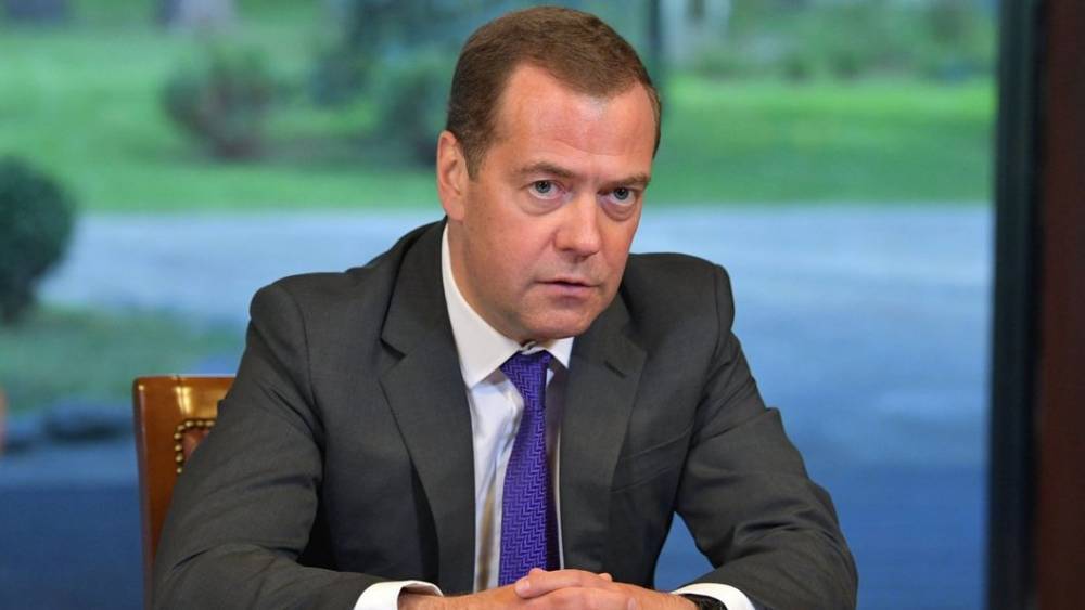 А "Лада Калина", "Лада Гранта"? Медведев не рискнул копировать Путина и сел за руль "Гелендваген"