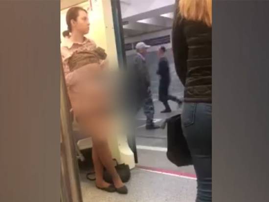 В московском метро пассажирка сняла трусы, чтобы ей уступили место