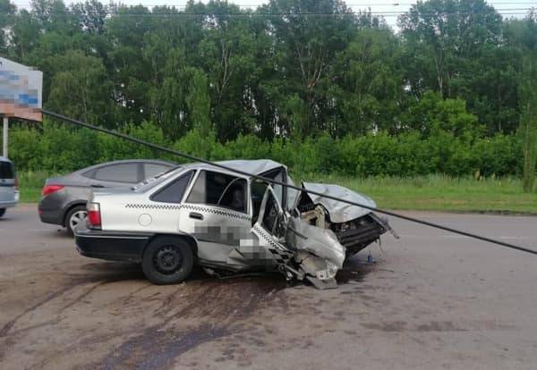 В Башкирии легковушка влетела в электроопору: пострадал водитель