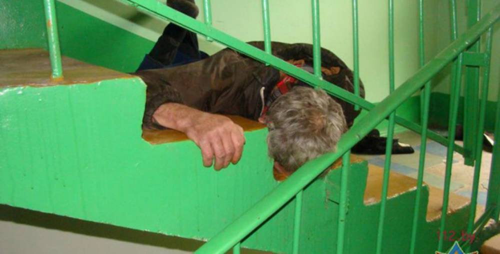 В Ярцеве мужчина забил собутыльника костылём и бросил тело в подъезде - readovka.ru - Россия