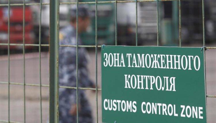 Десятерых сотрудников Домодедовской таможни арестовали за взятки