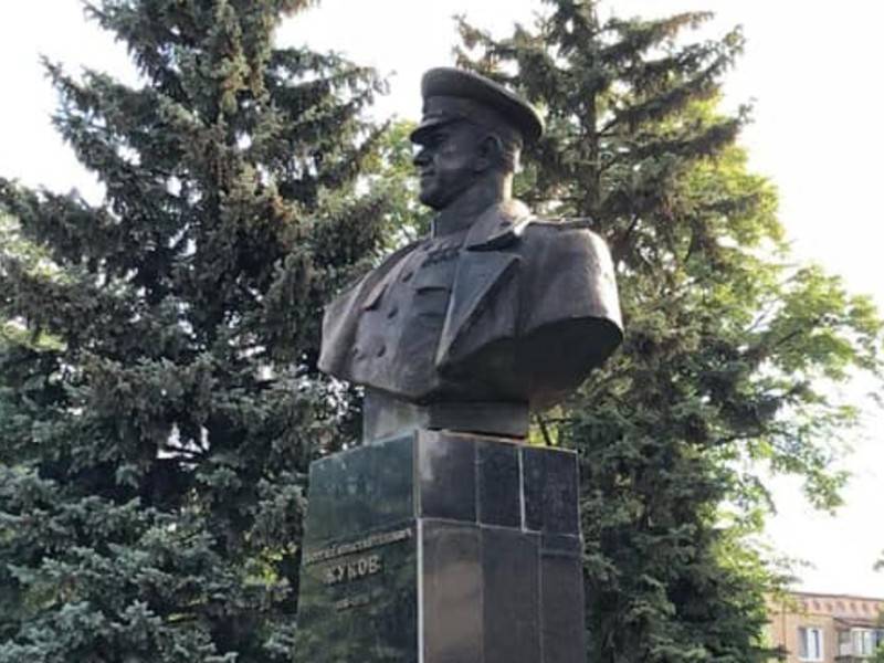 В Харькове восстановили разрушенный памятник маршалу Жукову