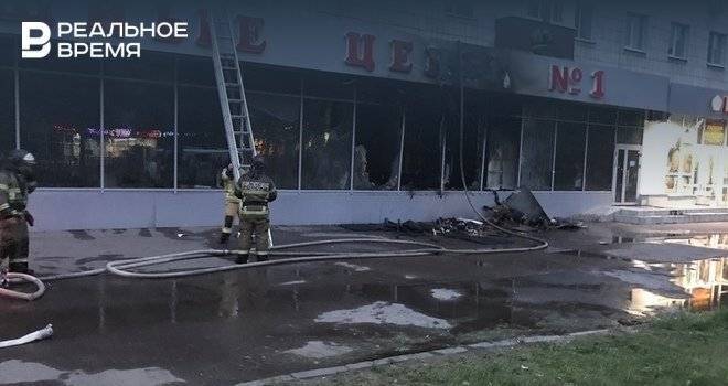 В Казани произошел пожар в магазине на первом этаже жилого дома