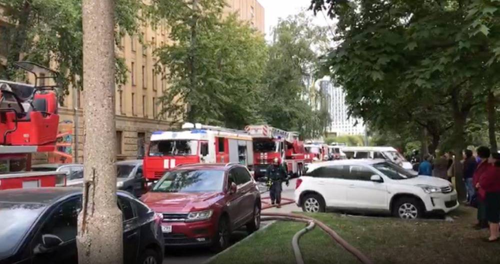 Движение транспорта перекрыли из-за возгорания на Выборгской улице