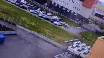 На парковке в Омске автомобиль внезапно сделал двойное сальто — видео.