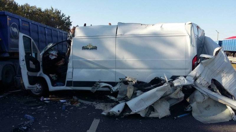 Под Смоленском водитель фургона оттолкнулся от грузовика в отбойник