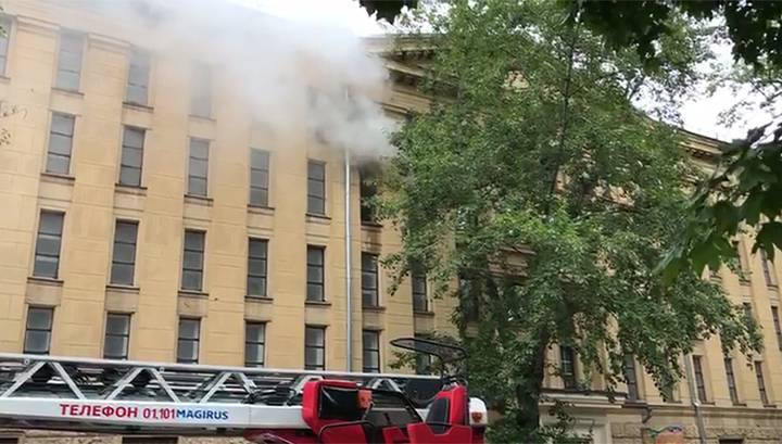 В российской столице загорелось крупное государственное здание