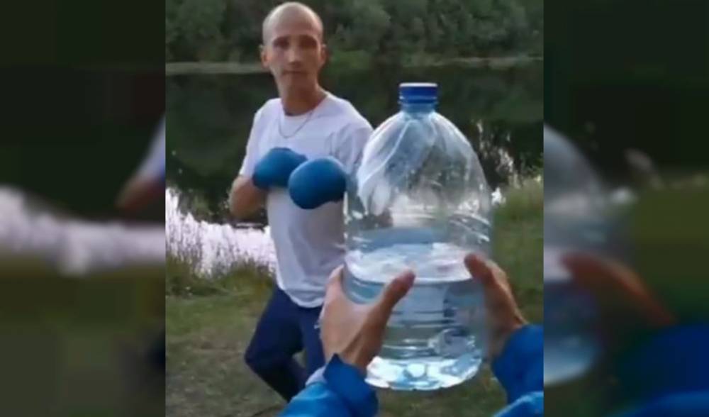 Видео: смоленский тренер выполнил Bottle Cap Challenge - readovka.ru - Смоленск
