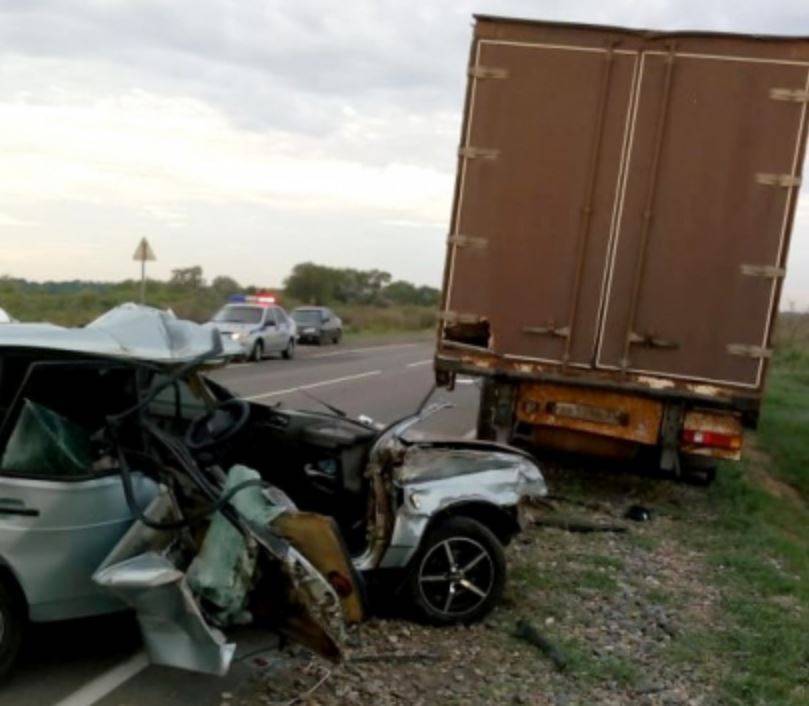 Под Астраханью пьяный врезался в грузовик, пассажир скончался