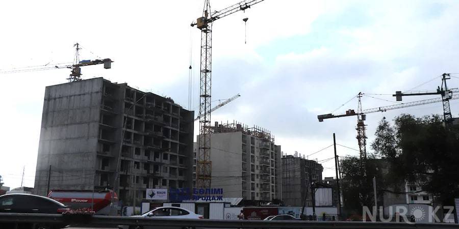"На еду денег нет": строители ЖК «Восточка» в Алматы заявили, что им не платят зарплаты