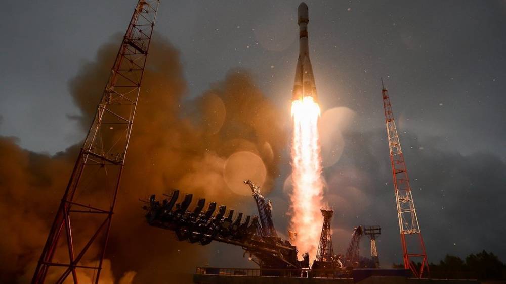 Рогозин поздравил военных с запуском четырёх спутников и показал секретное фото