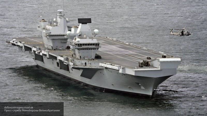 Новейший авианосец ВМС Великобритании снова дал течь и вернулся на базу