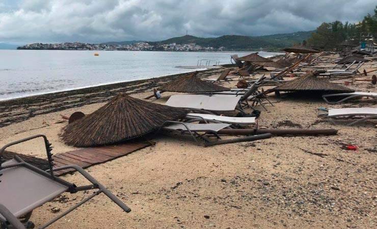 В Греции из-за шторма на популярном курорте погибли минимум шесть человек, еще сотни пострадали