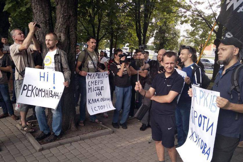 Неонацисты устроили акцию против памятника Жукову в Харькове