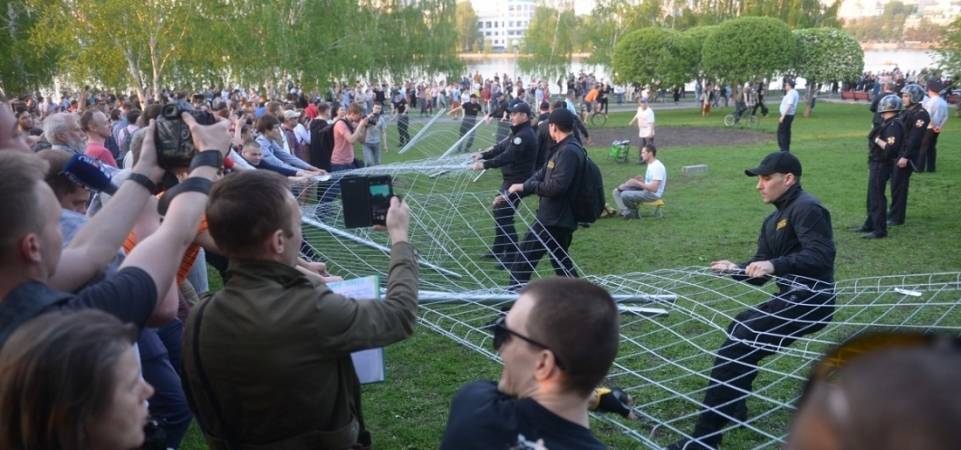 У защитников сквера в Екатеринбурге проходят незаконные обыски. Им грозит до 2 лет тюрьмы&nbsp;— правозащитник