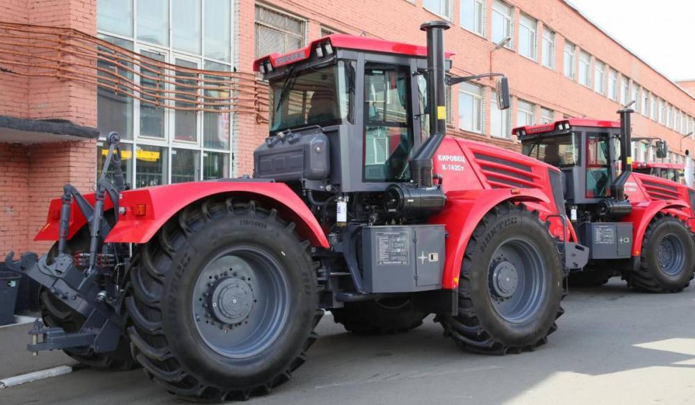 Трактор нового поколения сошел с конвейера петербургского тракторного завода