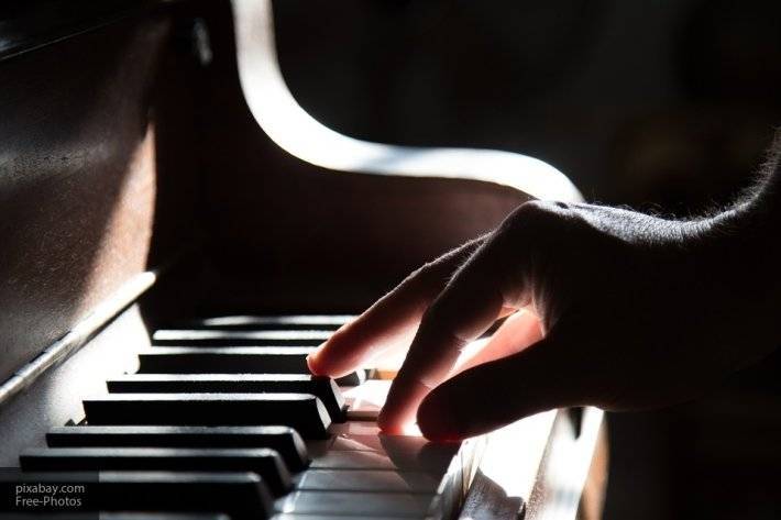 Незрячий музыкант сыграл Рихтера на горящем пианино на берегу Финского залива