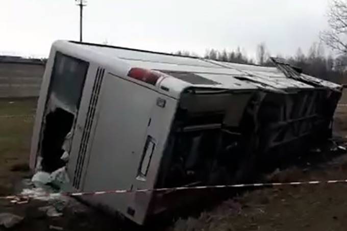 В Сырдарье рейсовый автобус опрокинулся из-за лихача, 20 пострадавших | Вести.UZ