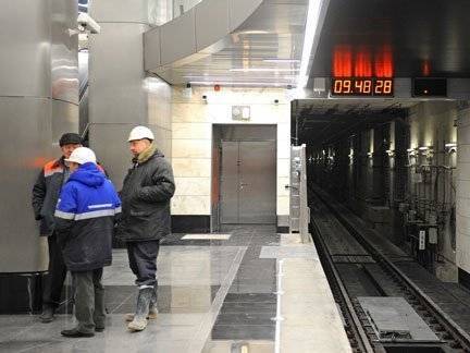Движение на Кольцевой линии московского метро остановилось из-за падения пассажира
